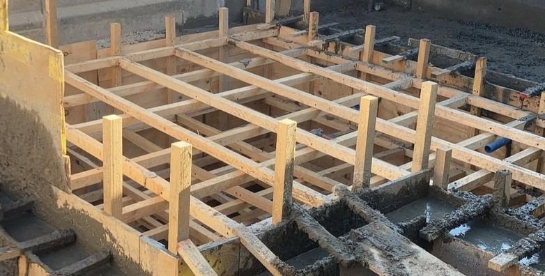 Moldajes y estructura junto a la piscina