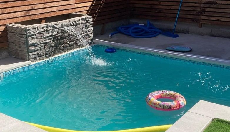 Piscina y revestimientos de cierre