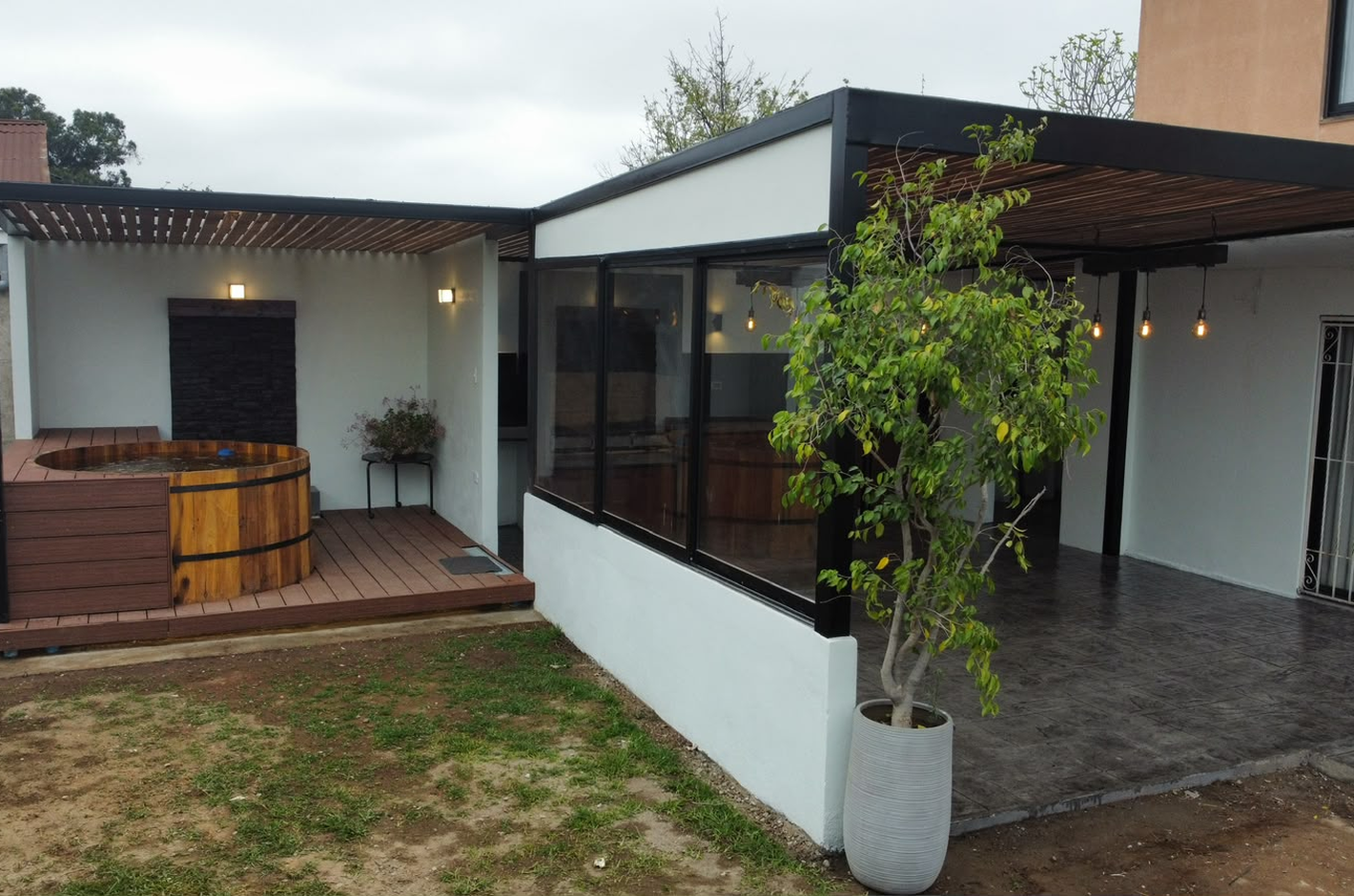 Un exterior para habitar, quincho, cobertizo y tinaja, Villa Alemana